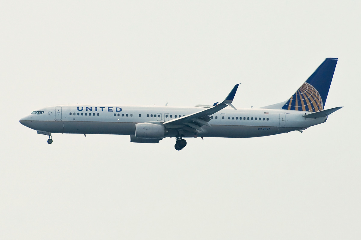 N69826 United Airlines Boeing 737-800