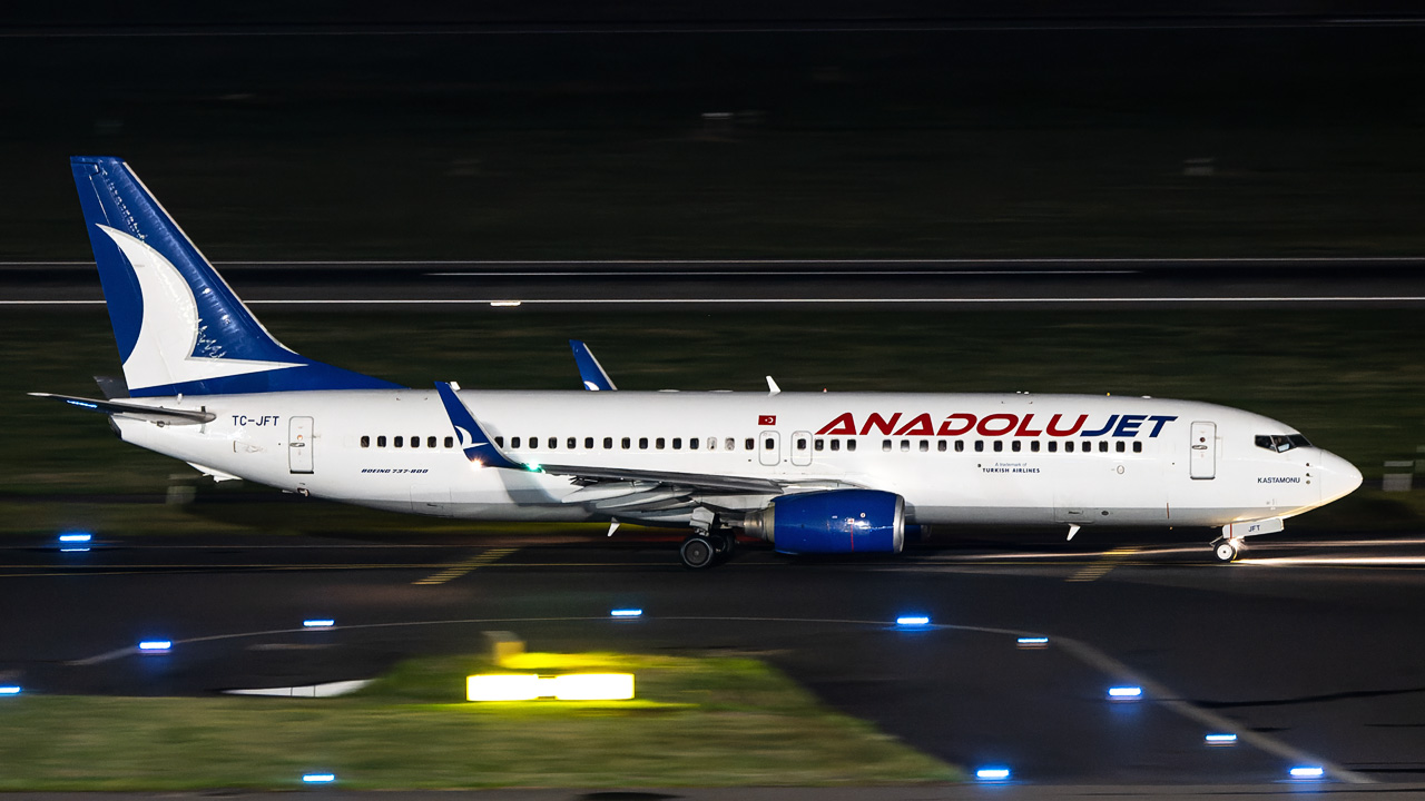 TC-JFT AnadoluJet Boeing 737-800