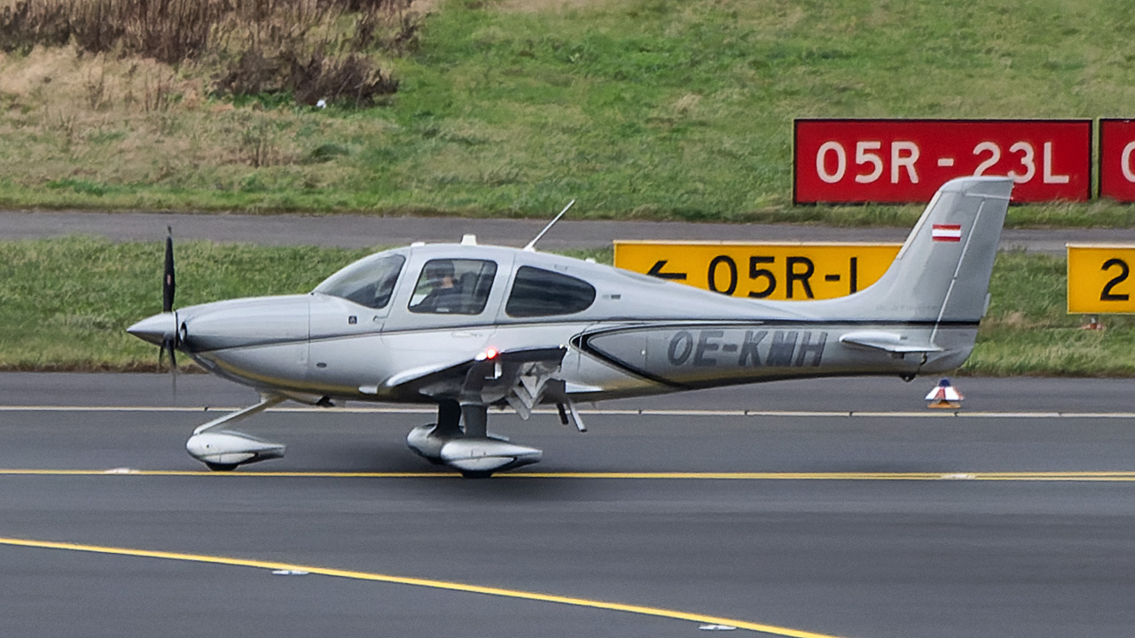 OE-KMH Flugtraining Aschaffenburg Cirrus SR22T