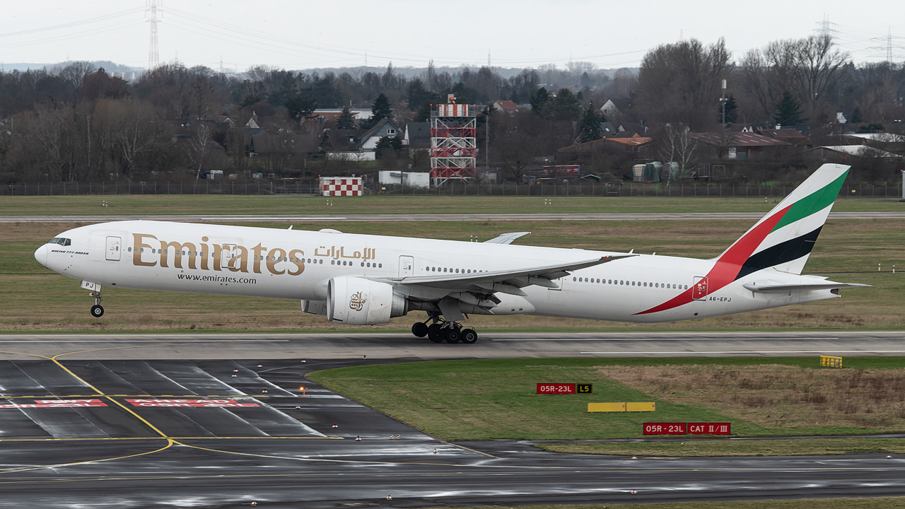 A6-EPJ Emirates Boeing 777-300(ER)