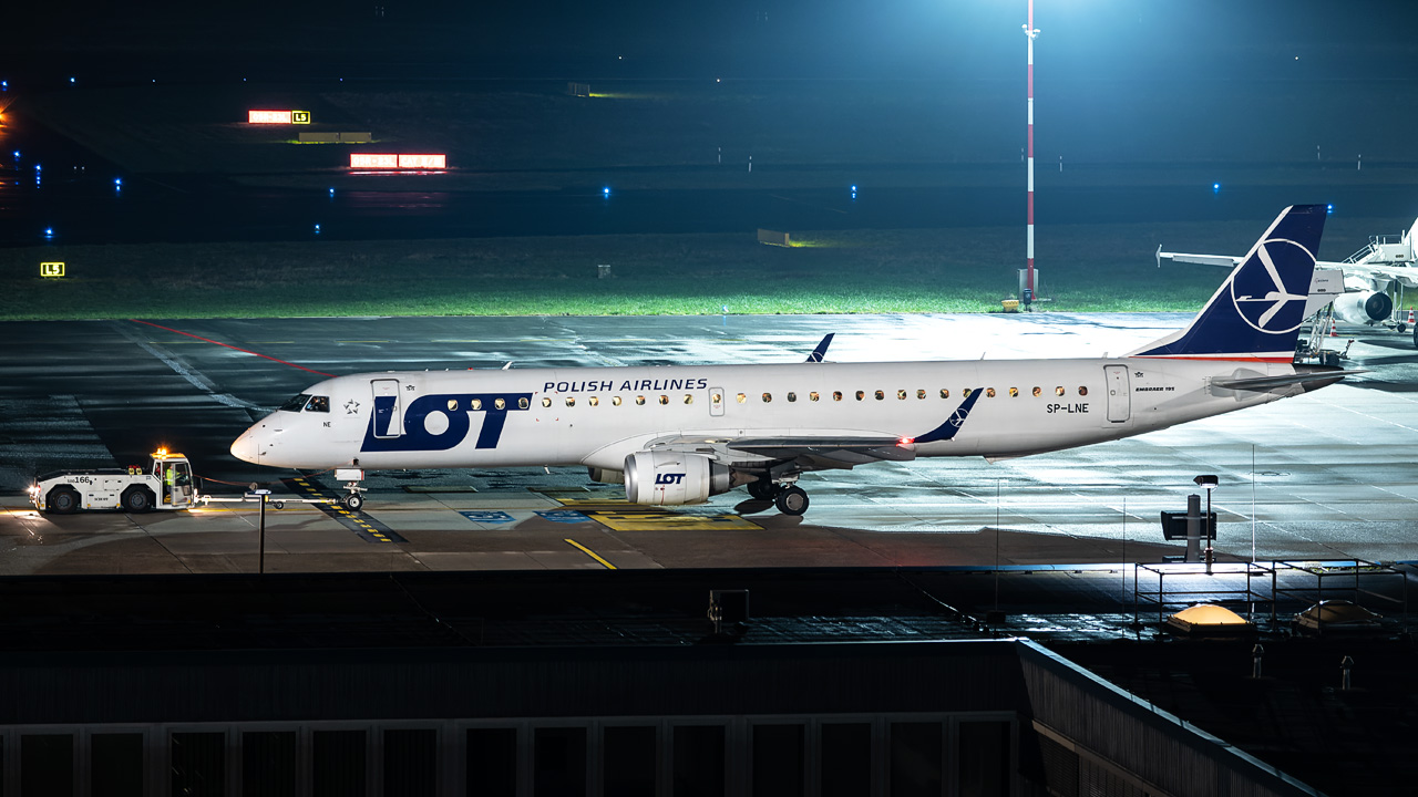 SP-LNE LOT Polish Airlines Embraer ERJ-195