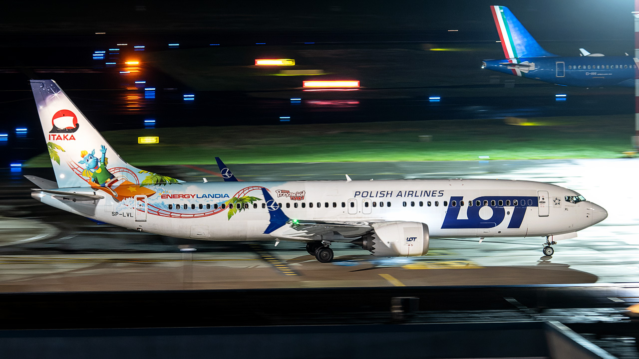 SP-LVL LOT Polish Airlines Boeing 737 MAX 8
