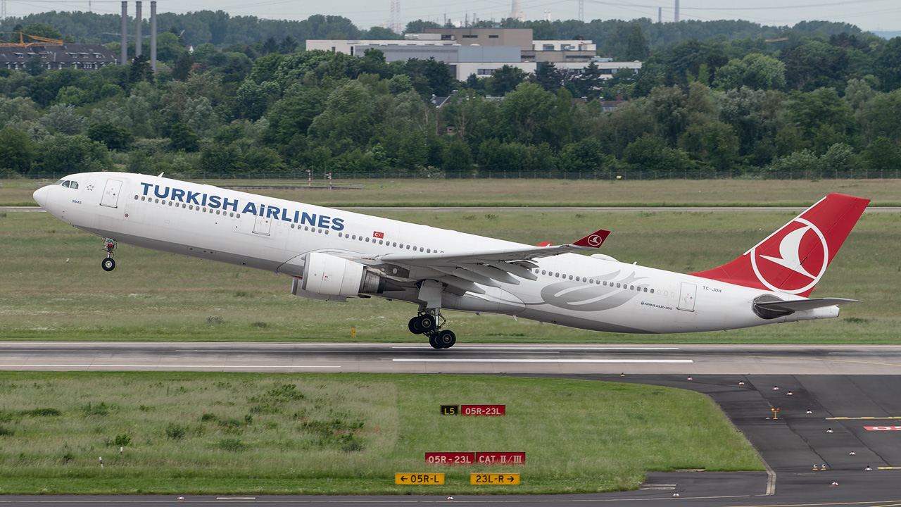 TC-JOH Turkish Airlines Airbus A330-300
