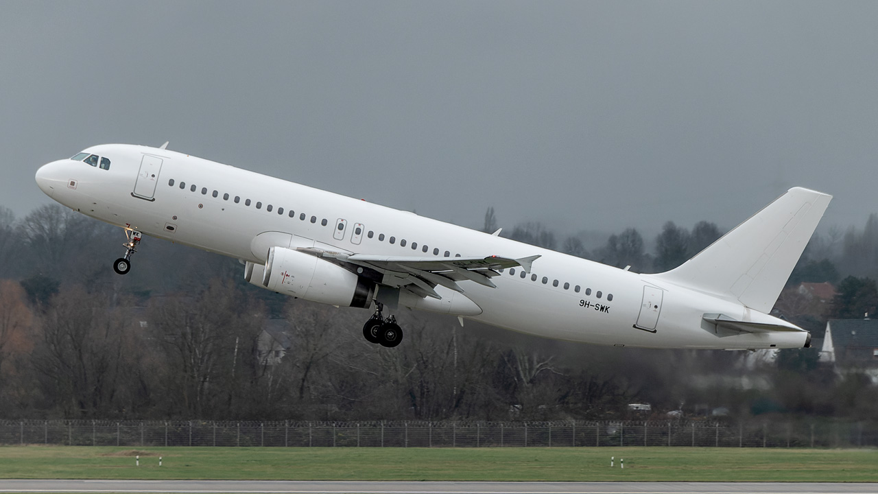 9H-SWK Avion Express Malta Airbus A320-200