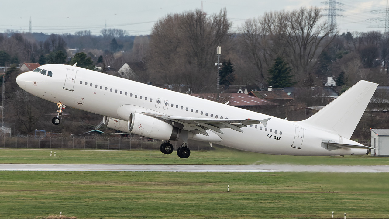 9H-SWK Avion Express Airbus A320-200