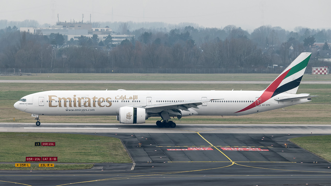 A6-EPC Emirates Boeing 777-300(ER)