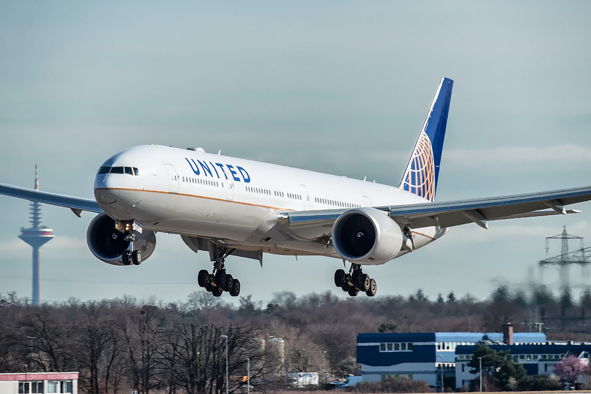 N2135U United Airlines Boeing 777-300(ER)