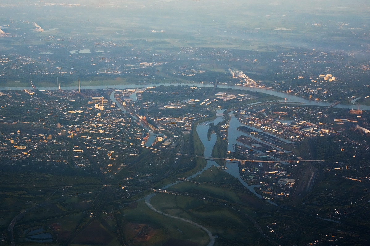 Blick auf Duisburg mit dem Hafen